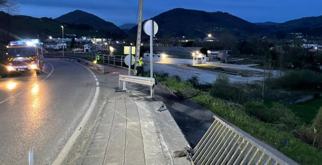 Se sale de la carretera y termina con su coche a 40 metros de donde circulaba