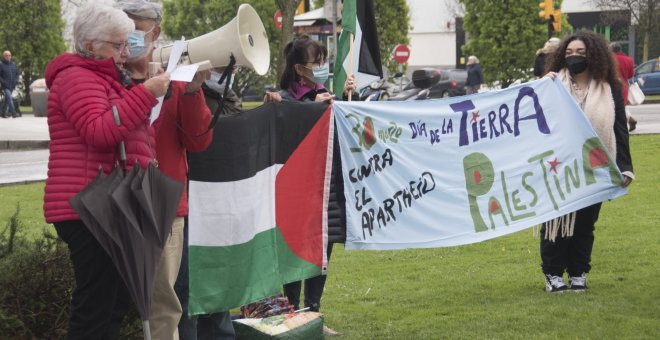 Flores en Xixón para pedir el fin de la ocupación ilegal de Palestina