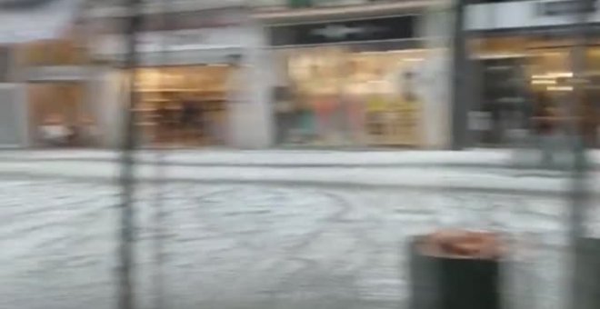 Una tormenta de granizo descarga con fuerza en Barcelona y tiñe de blanco Granollers