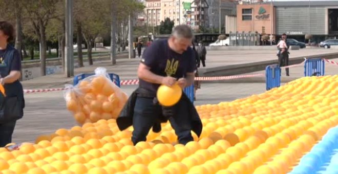 Córdoba recrea la bandera de Ucrania con más de 10.000 globos azules y amarillos