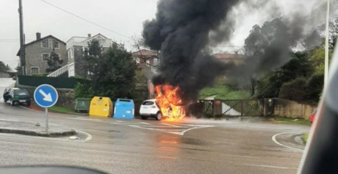 Arde un vehículo en Somo