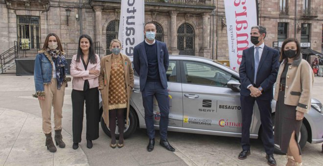 El coche de la campaña 'Comprar en Torrelavega va sobre ruedas' ya tiene dueño