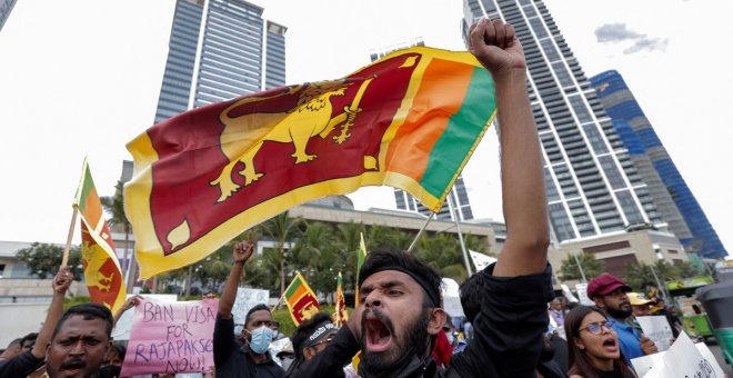 Miles de personas piden en Sri Lanka la renuncia del presidente por la profunda crisis de liquidez y la escasez de productos básicos