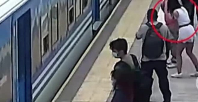 Una joven sobrevive tras cae a las vías del metro en Buenos Aires