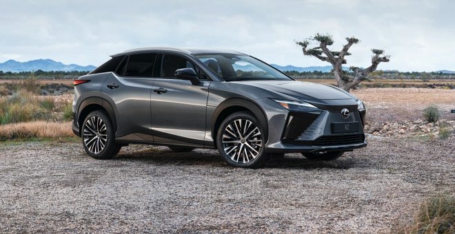 El Lexus RZ es un SUV eléctrico de agresivo diseño japonés que toma lo mejor del Toyota bZ4x