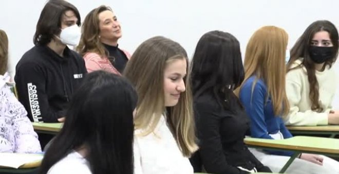 El acto en solitario de la princesa Leonor en un instituto y sin mascarilla