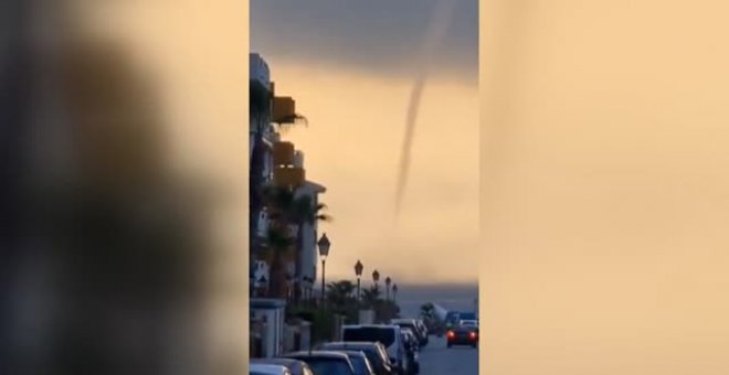 Se forma una manga marina en la costa de Torrevieja