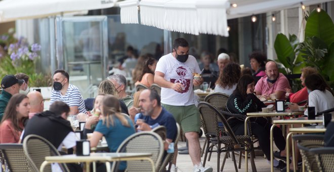 El Ayuntamiento ordena la retirada de terrazas sin autorización y avisa de sanciones