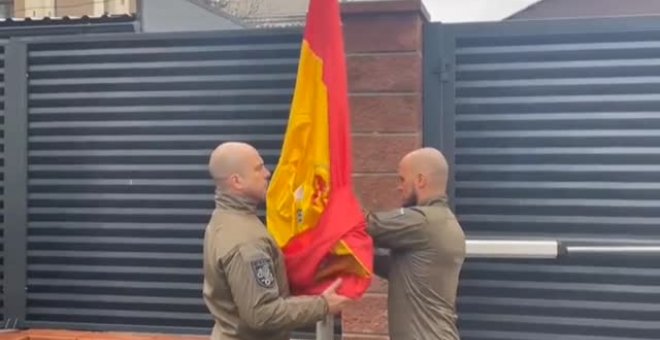 La embajada de España en Kiev reabre sus puertas y vuelve a izar la bandera