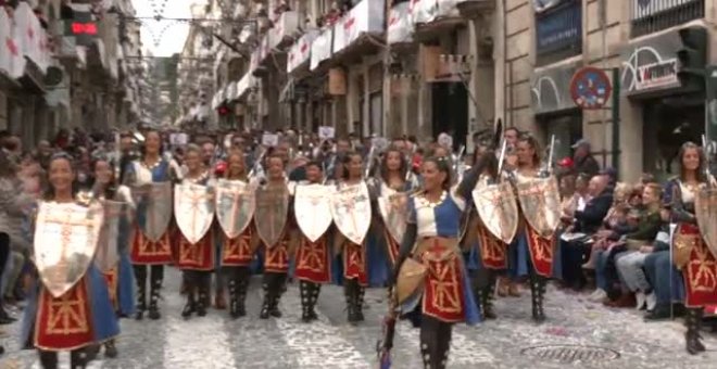 La fiesta de 'Moros y Cristianos' vuelve a Alcoy a lo grande