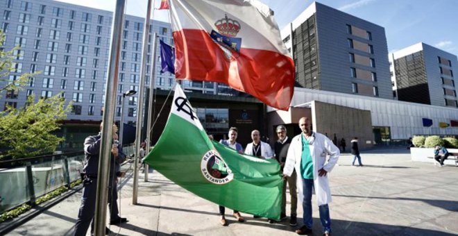 La bandera del Racing ondea en el Hospital Universitario Marqués de Valdecilla