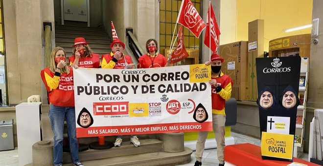 Delegados de CCOO y UGT se encierran en la sede de Correos de Santander