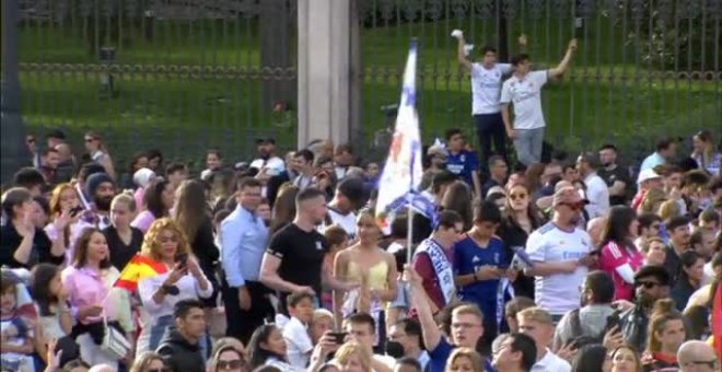 La hinchada blanca celebra en Cibeles el título de liga del Real Madrid