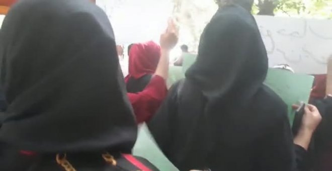 Las mujeres gritan contra el burka en Afganistán