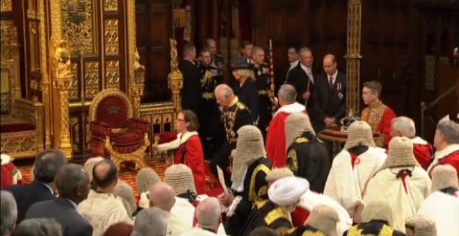 El príncipe Carlos sustituye a la reina Isabel II en la apertura del Parlamento británico