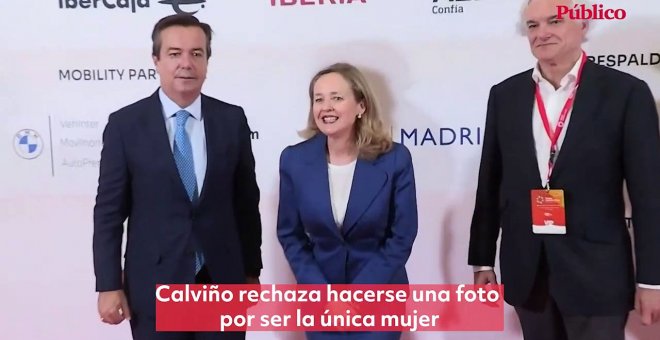 Calviño rechaza hacerse una foto en un foro por ser la única mujer