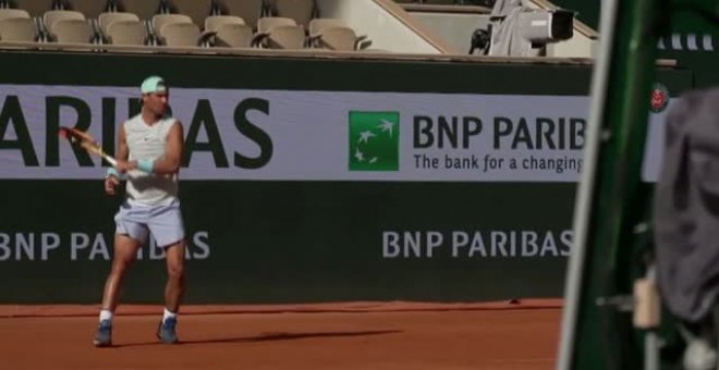 Nadal entrena sobre la pista de París