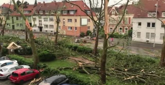 Un presunto tornado arrasa a su paso una ciudad de Alemania Occidental