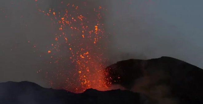 El volcán Etna expulsa lava con fuerza