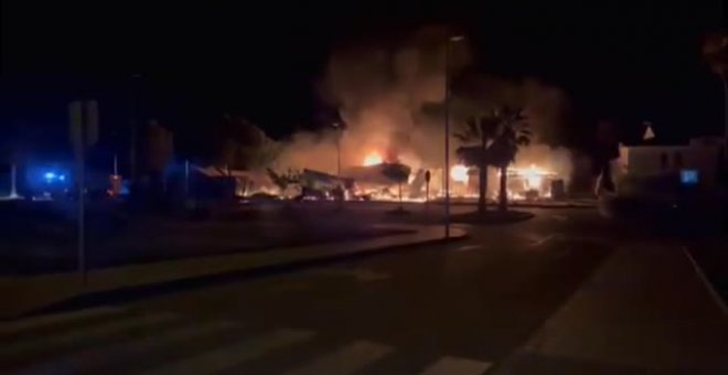 Un herido grave en el incendio intencionado de dos chiringuitos en Almenara