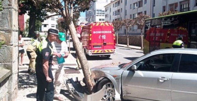 Un coche choca contra un árbol en Castro Urdiales