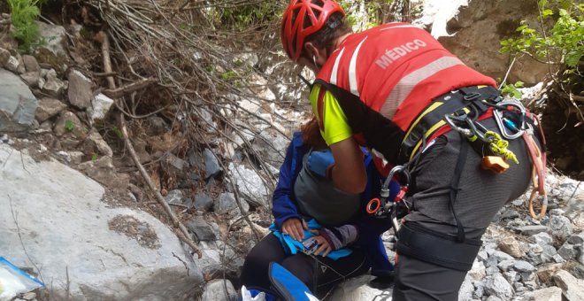 Rescatada una montañera al caer de dos metros en una pedrera en Picos de Europea