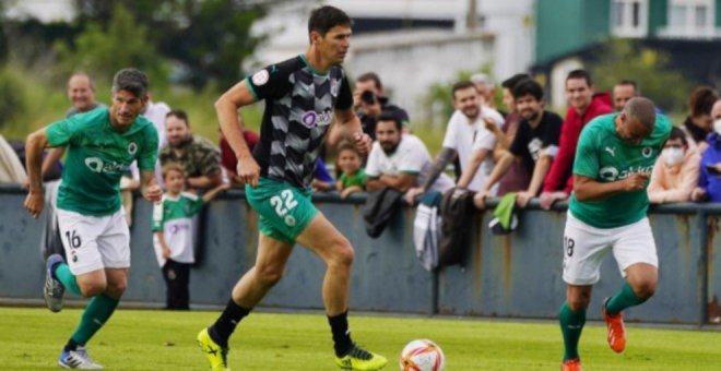 Más de 500 aficionados se reúnen en el partido solidario de 'leyendas racinguistas'