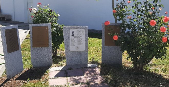 Una nueva placa en el cementerio recuerda a los soldados y milicianos taranconeros muertos durante la guerra