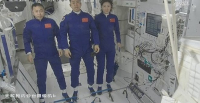 La tripulación de Shenzhou-14 entra a módulo de carga de estación espacial china