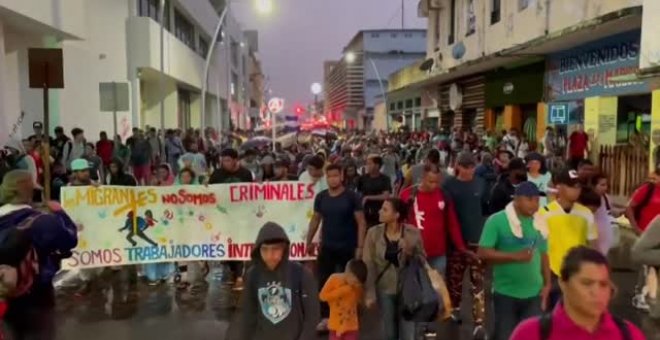 Una gran caravana de migrantes pone rumbo a Estados Unidos