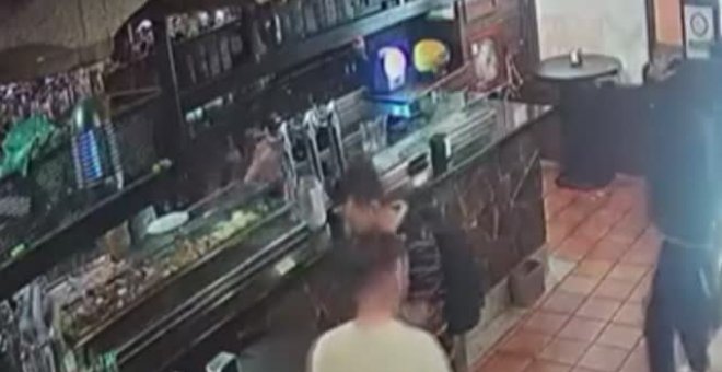 Dos encapuchados disparan a un camarero de un bar en Madrid