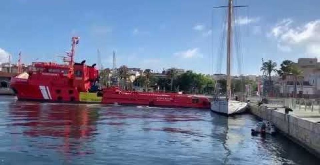 Salvamento Marítimo hunde un velero al golpearlo en el puerto de Tarragona