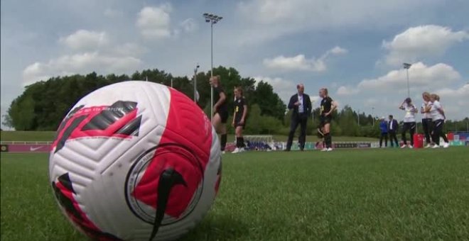 Visita del Príncipe Guillermo a las jugadoras de fútbol femenino de Inglaterra