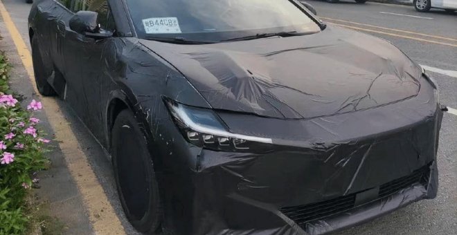 El Toyota bZ5, el eléctrico de Toyota que rivalizará con el Tesla Model 3, pisa las calles