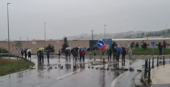 Rocas y neumáticos ardiendo, los piquetes cortan los polígonos de Guarnizo y Morero