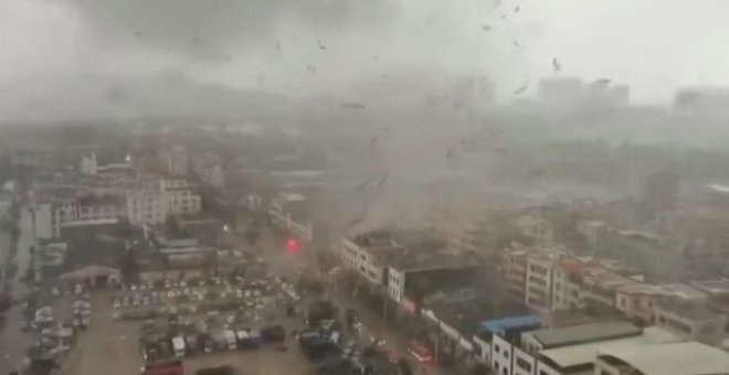 Un potente tornado causa numerosos destrozos en Foshan, al sur de China