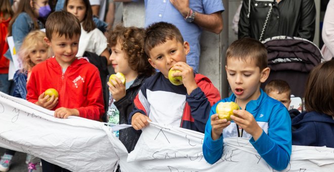 Clamor en Villafría (Oviedo) por el servicio de comedor escolar en junio y septiembre