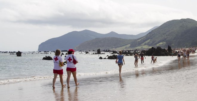 Las playas de 13 municipios cántabros estarán vigiladas por 275 socorristas