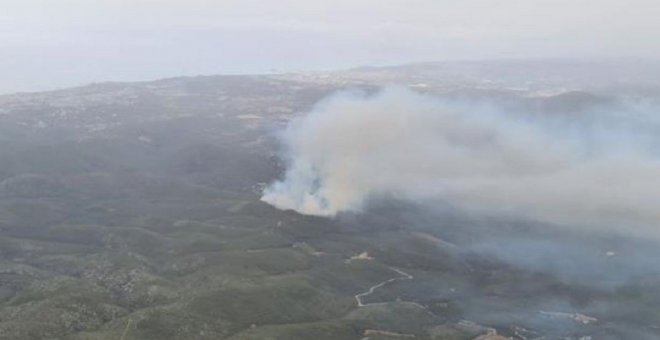 El foc no dona treva i els Bombers ja fan front a un altre incendi en un indret de difícil accés del Garraf