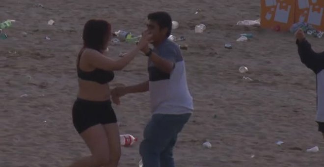 Tras las hogueras llega la calma y toneladas de basura que retirar