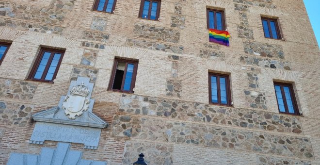 Las Cortes de Castilla-La Mancha celebran el Día del Orgullo reivindicando los derechos LGTBI y luciendo bandera