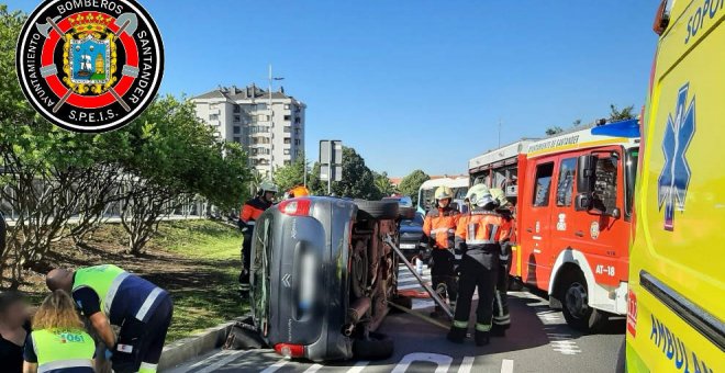 Trasladada al hospital una persona tras volcar con su coche en la rotonda de Valdecilla