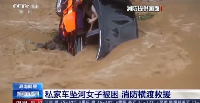 Agónico rescate en China de una conductora atrapada en un vehículo en medio de las inundaciones