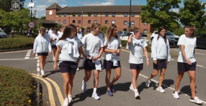 Paseo de la selección femenina antes de su debut de esta tarde ante Finlandia