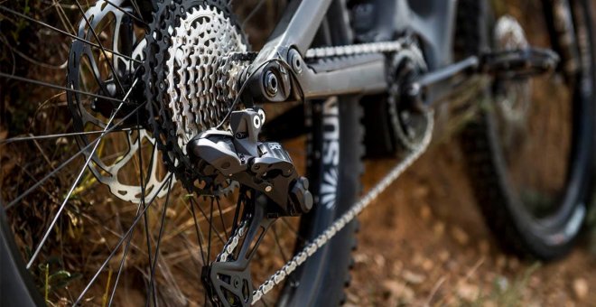 Shimano XT Di2, la revolución del cambio en bicicletas eléctricas: sin pedalear y automático