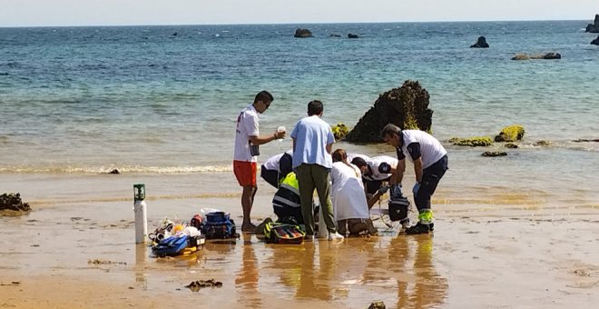 Trasladado en estado crítico un bañista en la playa de Helgueras