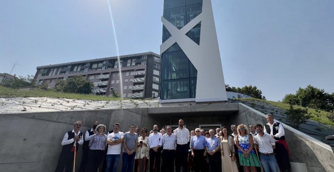 Los vecinos de Nueva Ciudad estrenan el primer ascensor panorámico de Torrelavega