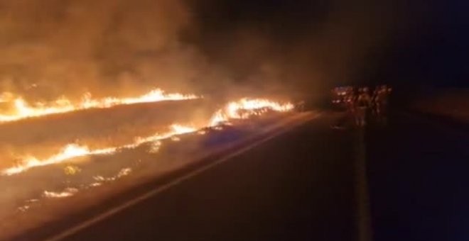 Bomberos forestales en su lucha contra el fuego se encuentran con gestos solidarios de los vecinos