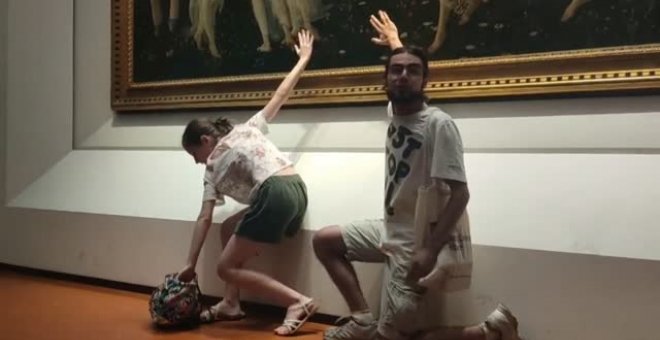 Activistas climáticos "se pegan" a la 'Primavera' de Botticcelli en una galería de arte de Florencia