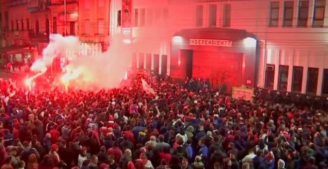 La Policía de Buenos Aires carga contra hinchas del Independiente que protestaban contra la dirección del club